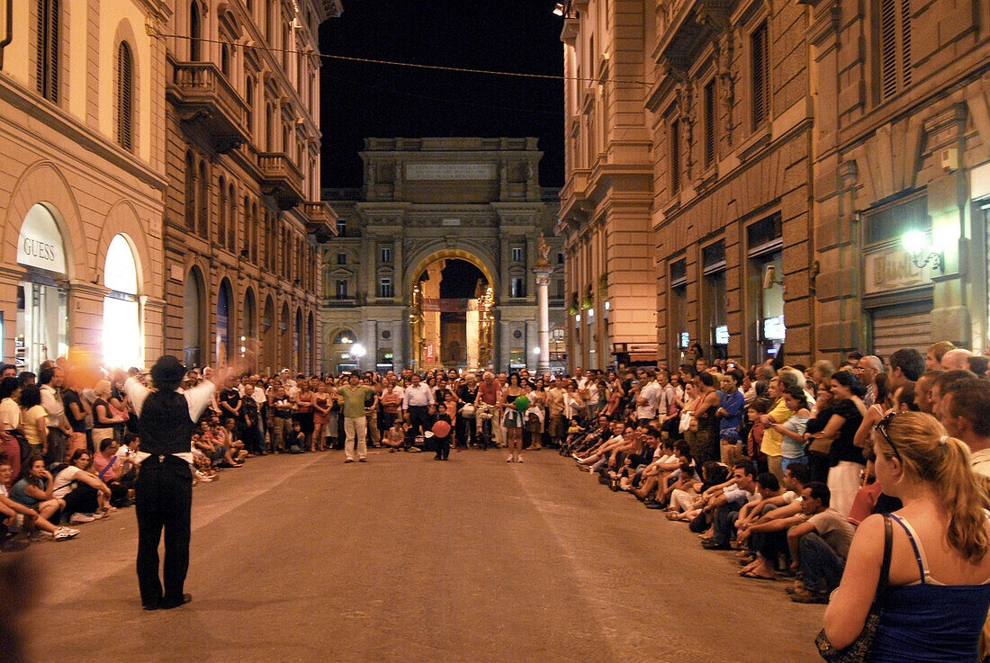 Street artists and spectators in the evening, Via d. Speziali, Florence, Tuscany, Italy, Europe