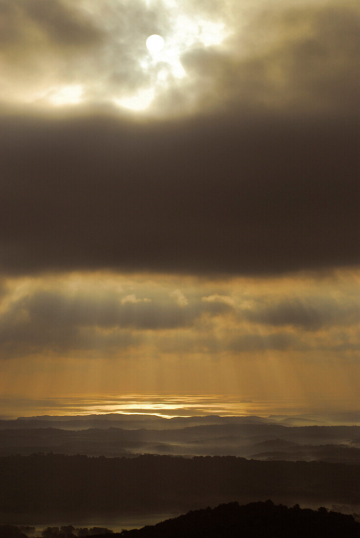 Landschaft nordöstlich vom  Monte Toro bei Sonnenaufgang, Menorca, Balearen, Spanien
