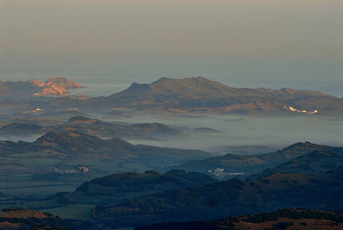 Nordküste mit Cap de Cavallaria bei Sonnenaufgang vom Monte Toro, Menorca, Balearen, Spanien