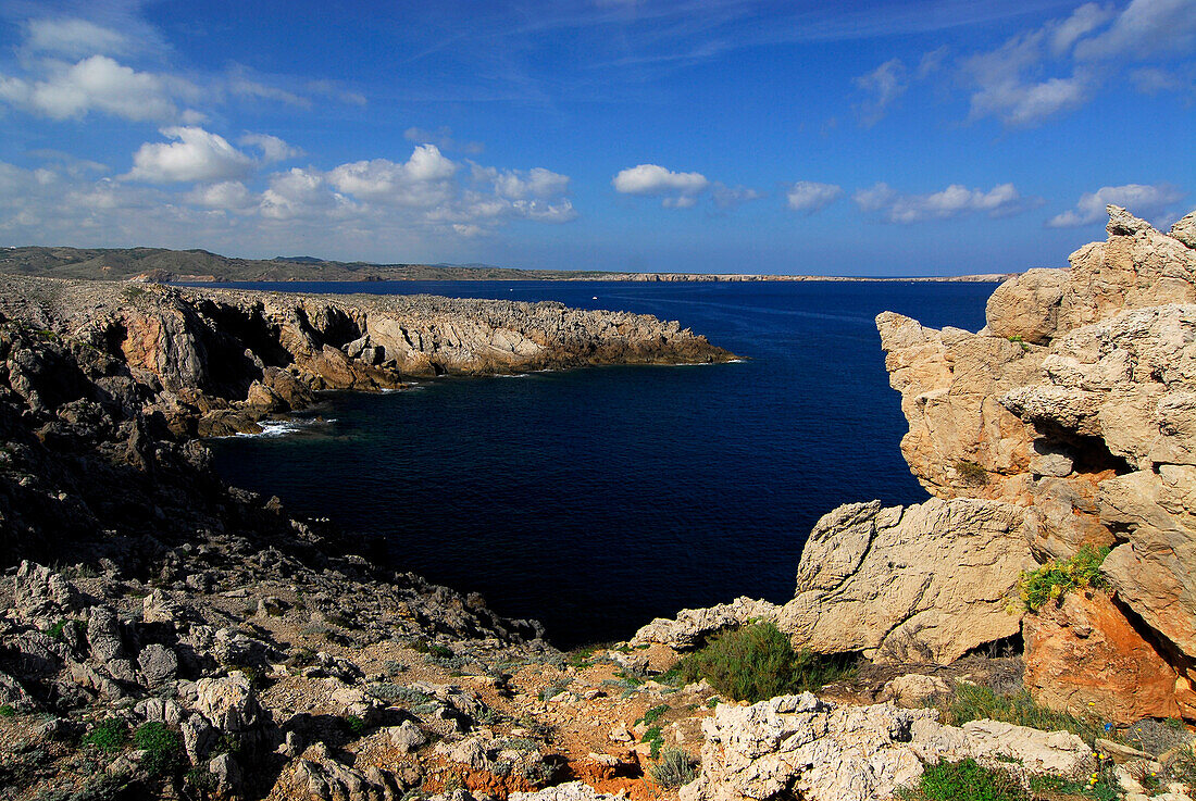 Felsige Küste nahe Fornells, Cap de Fornells, Menorca, Balearen, Spanien