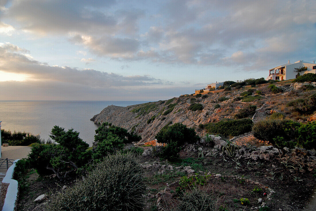 Cala Morell, Villen auf Landzunge bei Abenddämmerung, Menorca, Balearen, Spanien