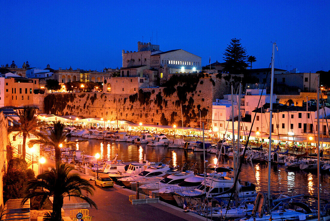 Marina und Rathaus bei Abenddämmerung in Ciutadella, Menorca, Balearen, Spanien