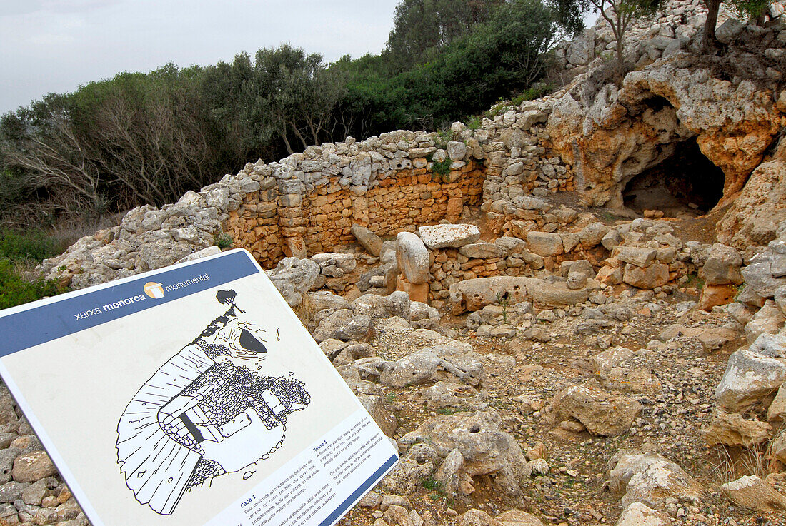 Prähistorische Stätte in Torre d´en Galmes, Hinweisschild, Menorca, Balearen, Spanien