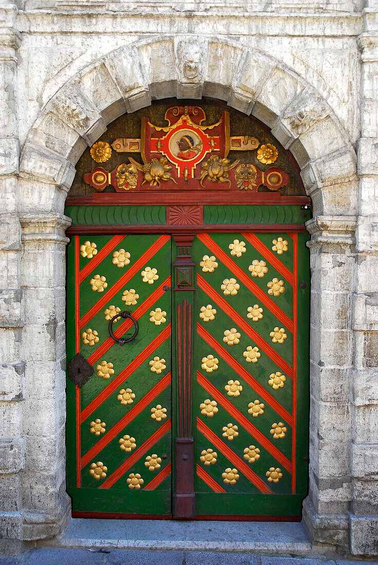 Verzierte Tür des Schwarzhäupter Hauses, Mustpeade Maja, Tallinn, Estland