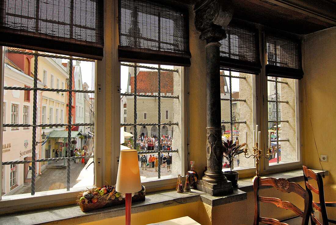 Blick durch das Fenster des Restaurants Balthasar auf den Rathausplatz, Tallinn, Estland