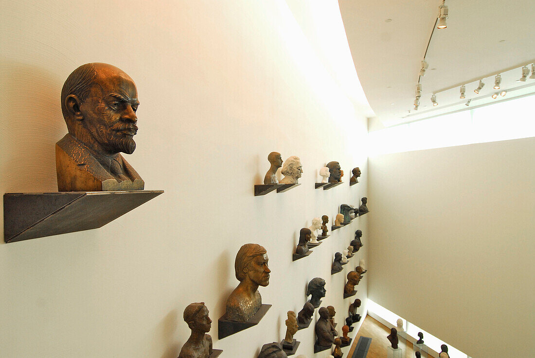 KUMU, Lenin und andere Büsten in der Ausstellung im modernen Bau des Kunstmuseums in Kadriorg, Tallinn, Estland