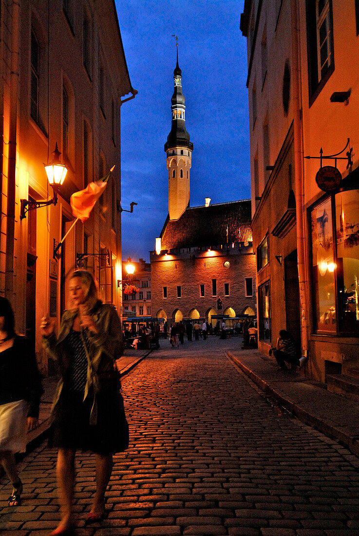 Raekoja Plats, Rathausplatz in abendlicher Beleuchtung kurz vor Mitternacht im Juli, Tallinn, Estland