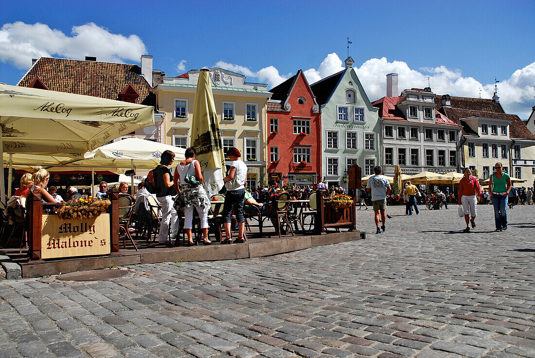 Menschen in den Cafes am Raekoja Plats, Rathausplatz, Tallinn, Estland