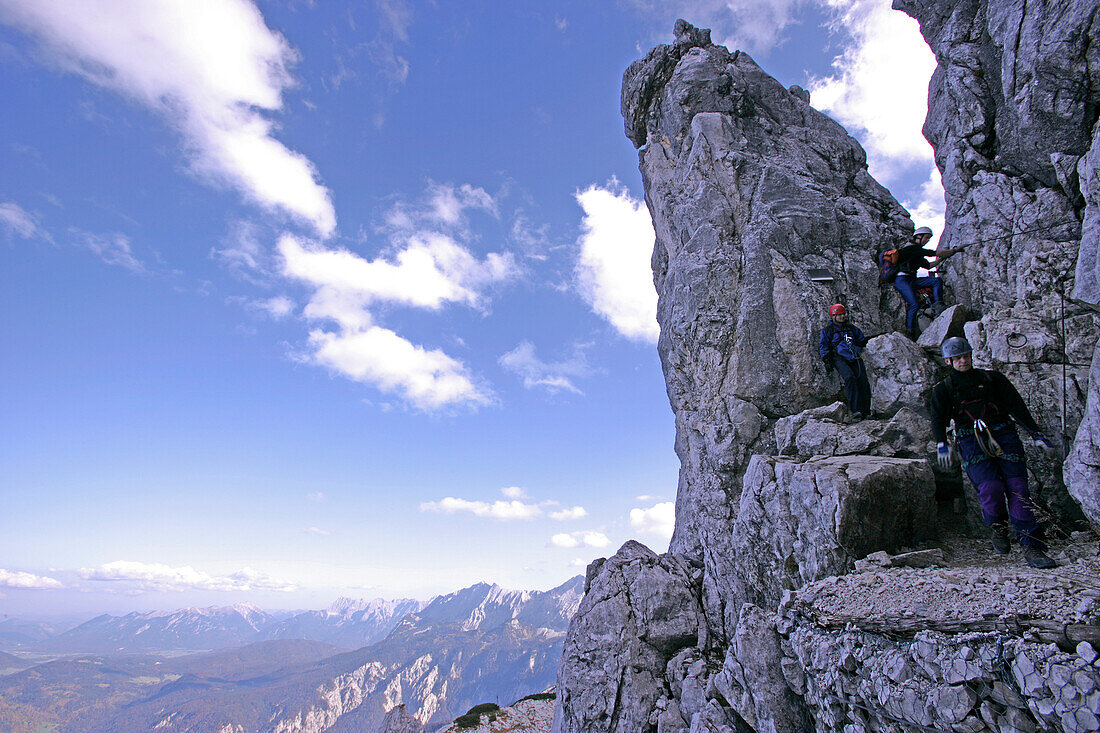 Bergwanderer auf der Alpspitze, Wettersteingebirge, Bayern, Deutschland