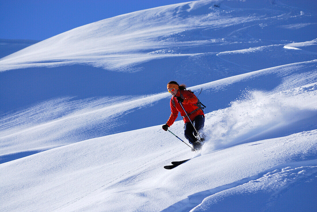 Frau fährt Ski im Pulverschnee, Lodron, Kitzbüheler Alpen, Tirol, Österreich