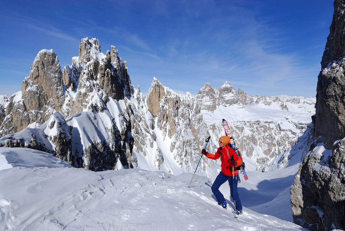 Skitourgeherin beim Aufstieg, Cadinigruppe, Dolomiten, Trentino-Südtirol, Italien