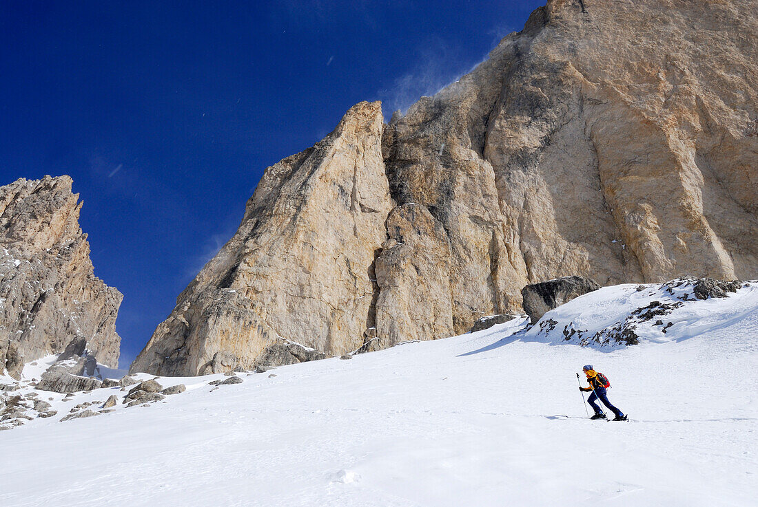 Skitourgeherin, Rotwand, Rosengarten, Dolomiten, Südtirol, Italien