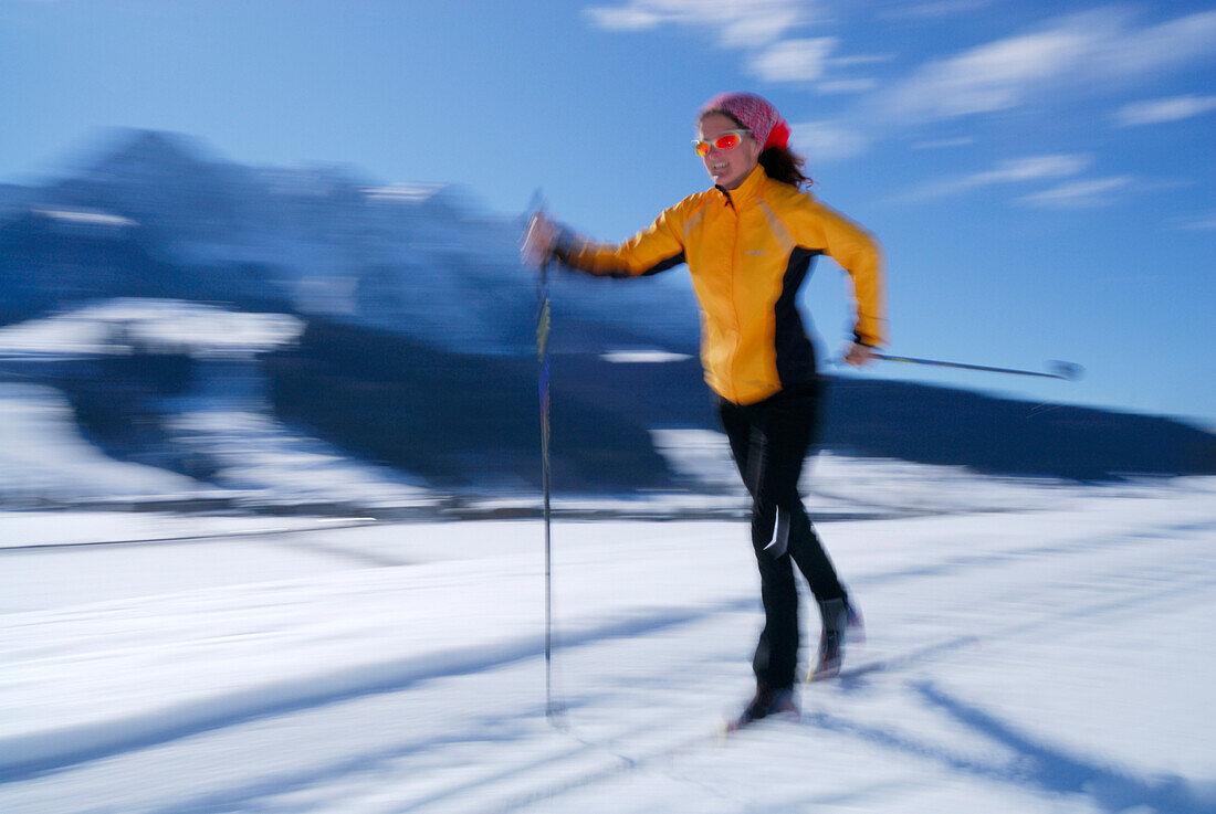 Frau beim Langlaufen, Zahmer Kaiser im Hintergrund, Walchsee, Kaisergebirge, Tirol, Österreich