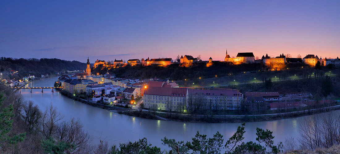 Blick auf die Altstadt mit Burg bei Nacht, Burghausen, Oberbayern, Deutschland