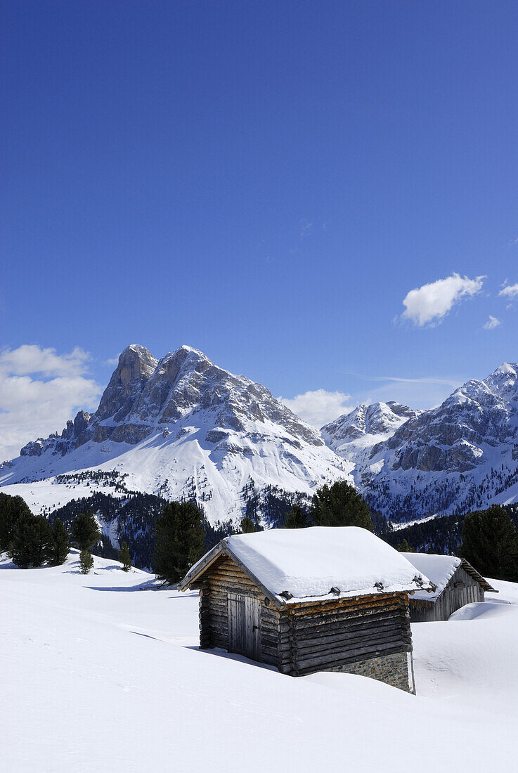 Snow-covered alpine lodge in front of Peitlerkofel, Grosser Gabler, Eisacktal, Dolomites, Trentino-Alto Adige/Südtirol, Italy