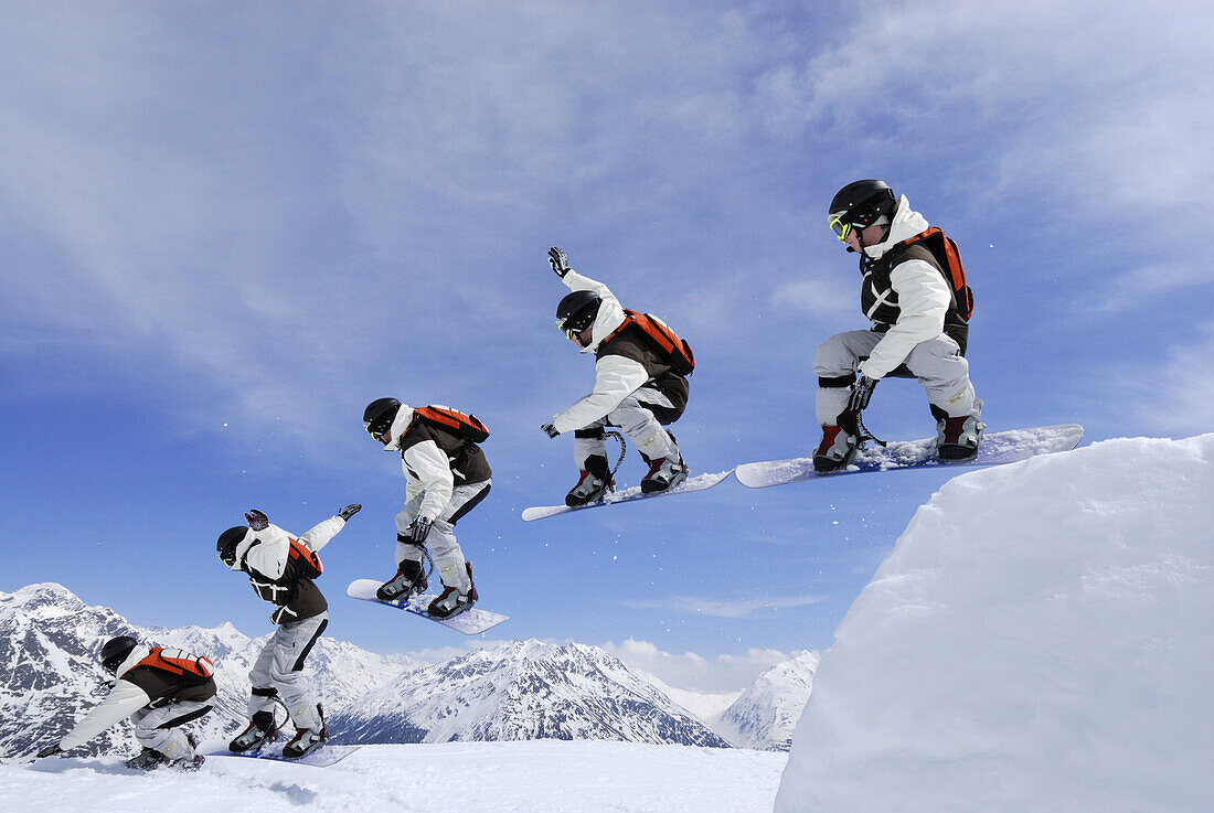 Snowboarder beim Sprung von einer Schanze, Phasenaufnahme, Skigebiet Sölden, Ötztal, Tirol, Österreich