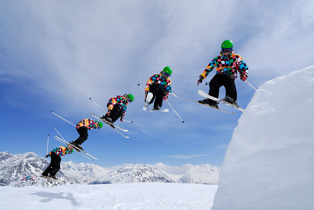 Freerider beim Sprung von Schanze, Skigebiet Sölden, Ötztal, Tirol, Österreich