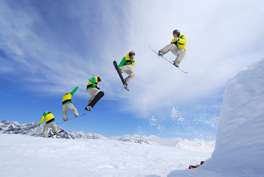 Snowboarder beim Sprung von einer Schanze, Phasenaufnahme, Skigebiet Sölden, Ötztal, Tirol, Österreich