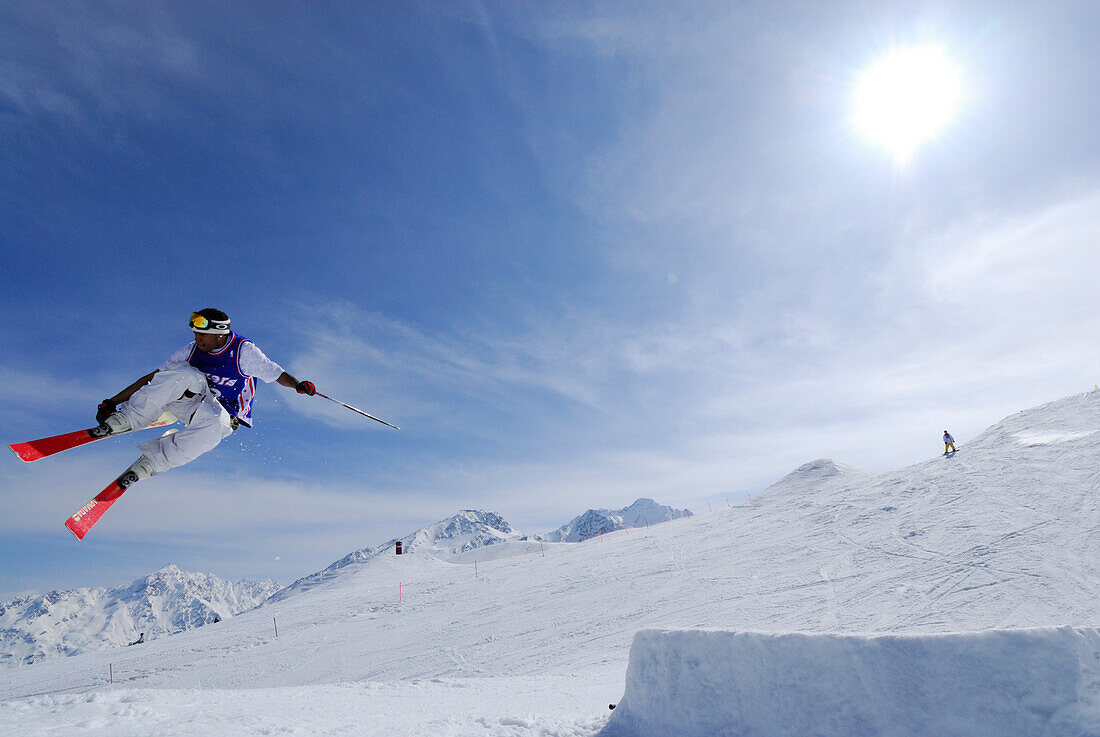 Freerider beim Sprung von Schanze, Skigebiet Sölden, Ötztal, Tirol, Österreich