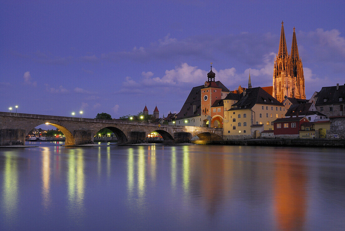 Blick auf die Altstadt mit Regensburger Dom am Abend, Regensburg, Oberpfalz, Bayern, Deutschland