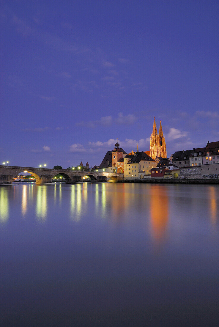 Blick auf die Altstadt mit Regensburger Dom bei Nacht, Regensburg, Oberpfalz, Bayern, Deutschland