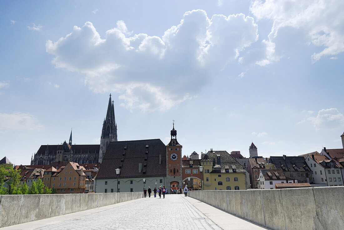Blick über Steinerne Brücke zum Regensburger Dom, Regensburg, Oberpfalz, Bayern, Deutschland