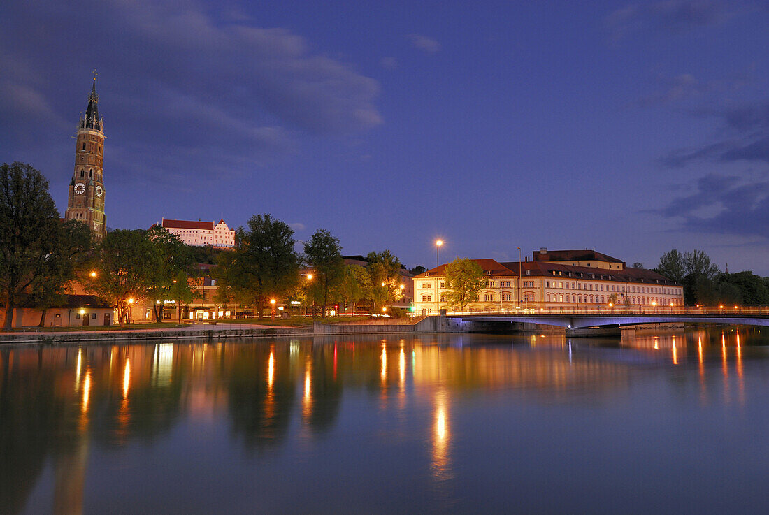 Blick auf die Altstadt mit Martinskirche und Burg Trausnitz bei Nacht, Landshut, Niederbayern, Bayern, Deutschland