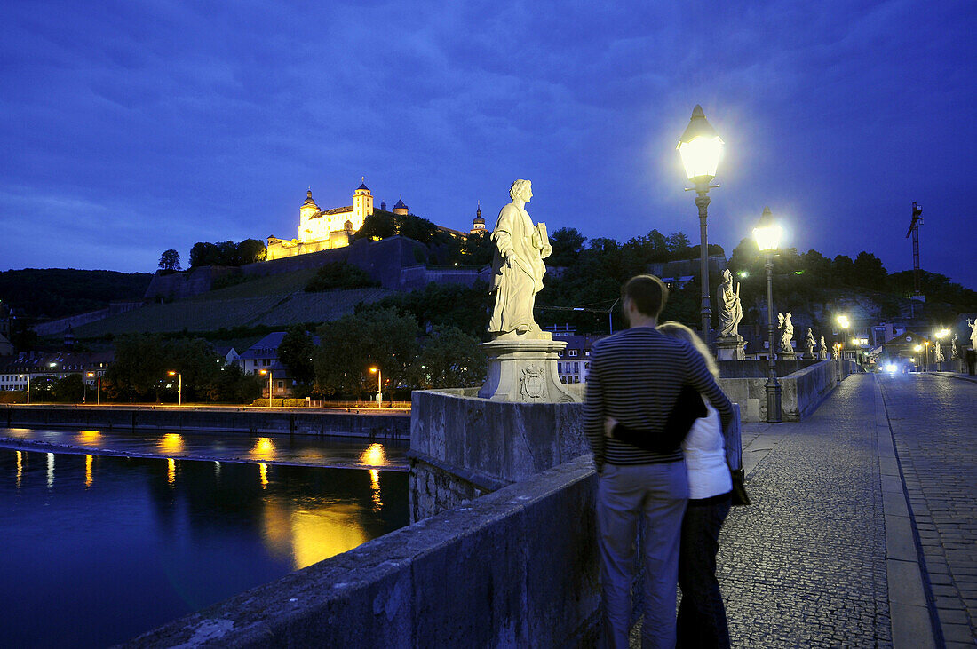 Paar auf Alter Mainbrücke, Festung Marienberg im Hintergrund, Würzburg, Unterfranken, Bayern, Deutschland