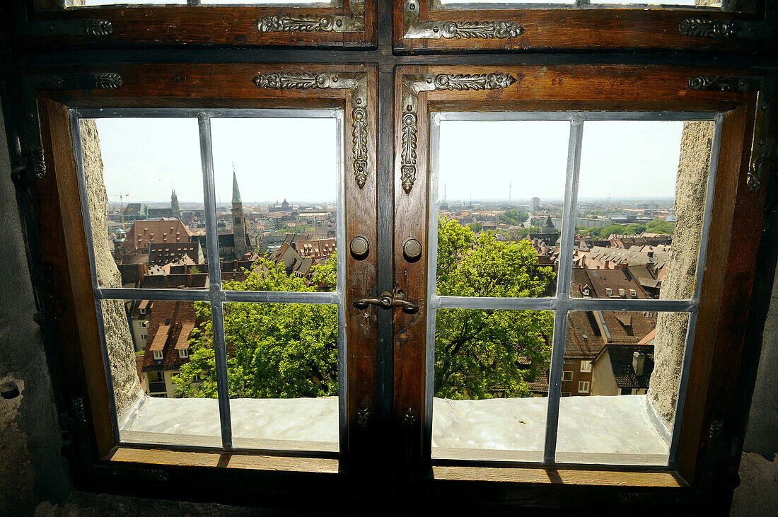 Blick aus einem Fenster der Nürnberger Burg, Nürnberg, Mittelfranken, Bayern, Deutschland
