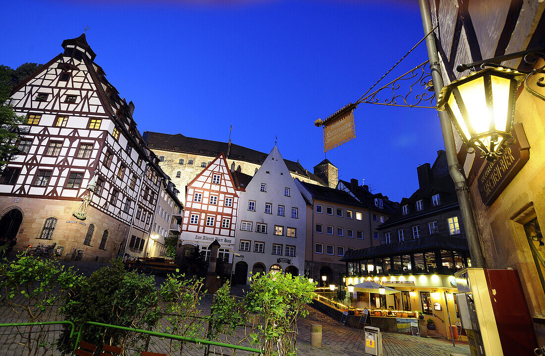Fachwerkhäuser mit Burg im Hintergrund am Abend, Nürnberg, Mittelfranken, Bayern, Deutschland