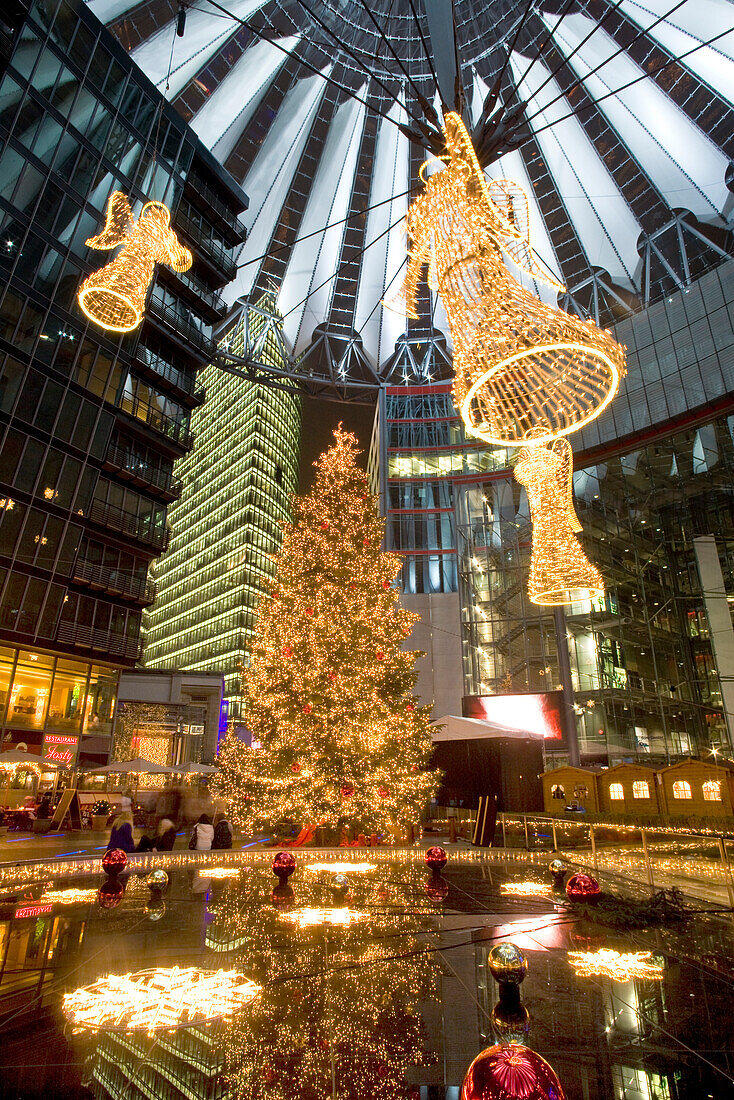 Weihnachtsmarkt am Potsdamer Platz, Sony Center, Berlin, Deutschland