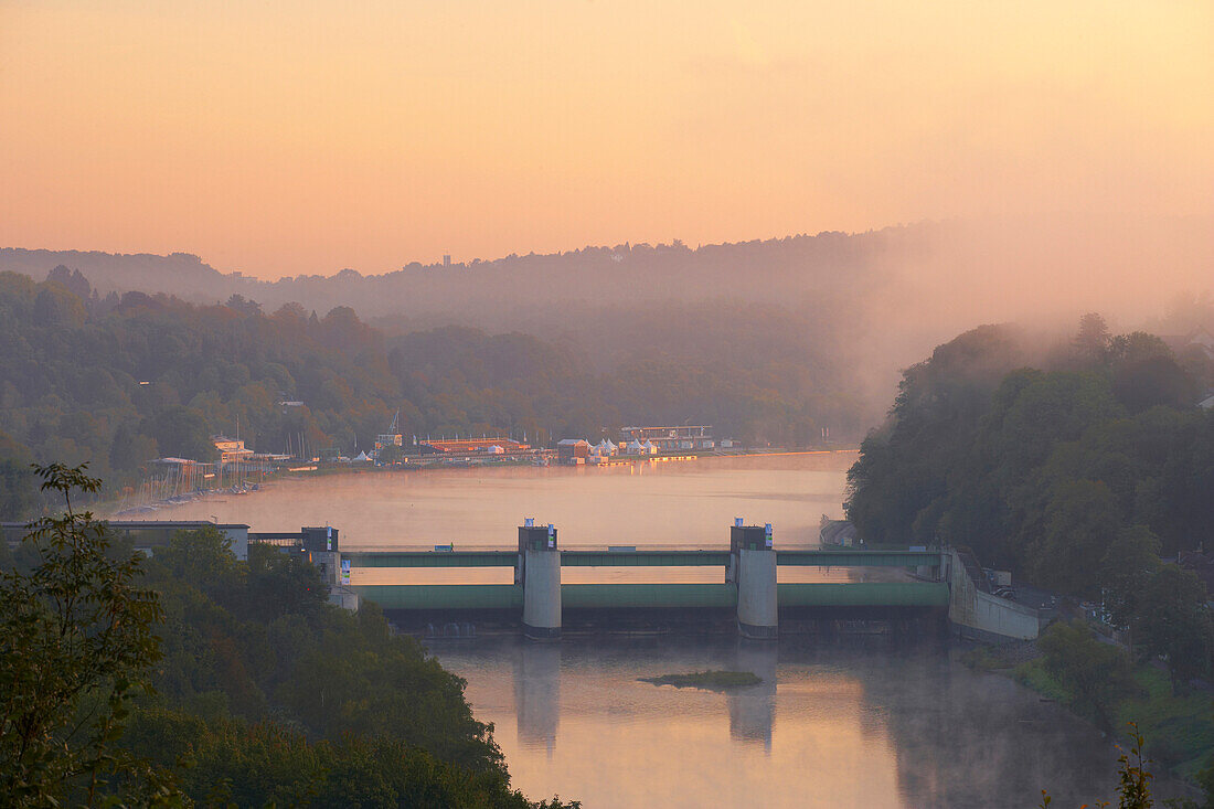 Stauwehr im Baldeneysee, Essen, Ruhrgebiet, Nordrhein-Westfalen, Deutschland