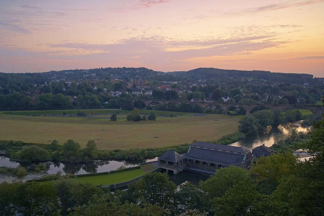 Blick auf Wasserkraftwerk Hohenstein an der Ruhr, bei Witten, Ruhrgebiet, Nordrhein-Westfalen, Deutschland