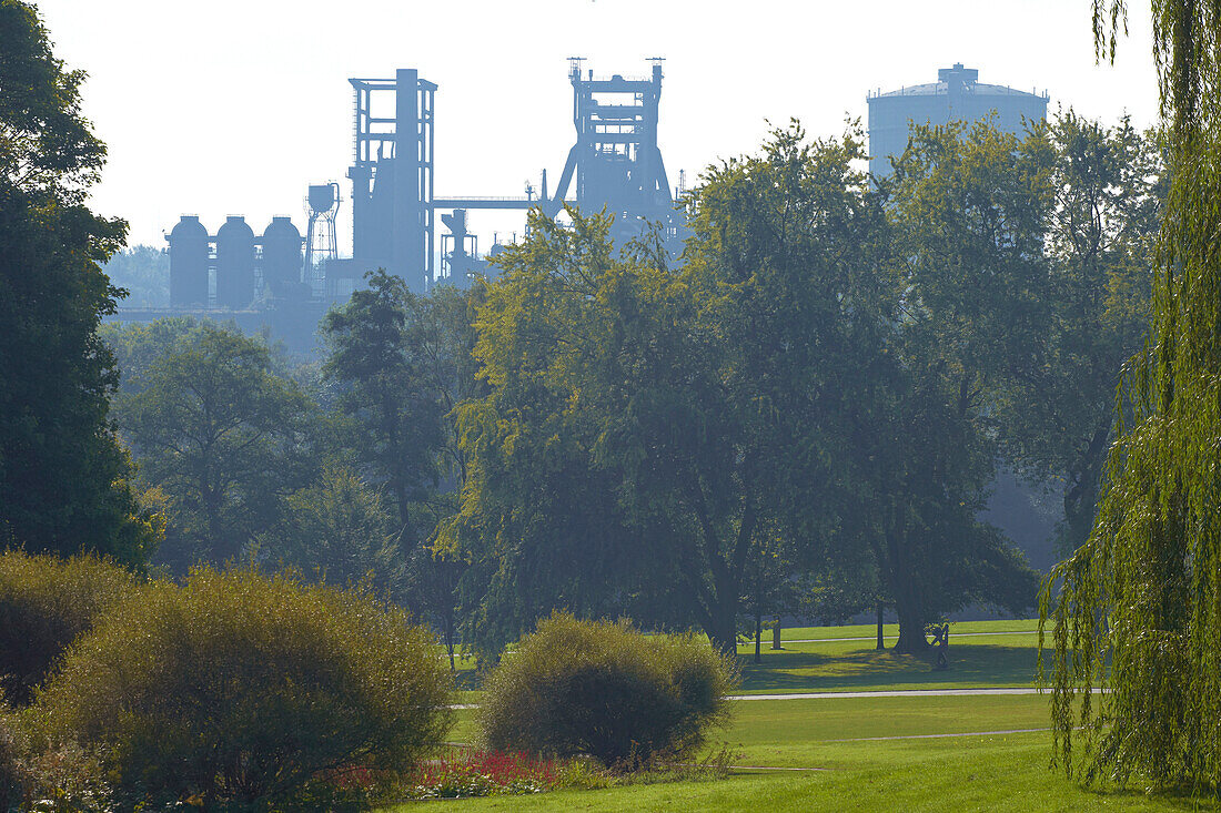 Westfalenpark, Zeche im Hintergrund, Dortmund, Ruhrgebiet, Nordrhein-Westfalen, Deutschland