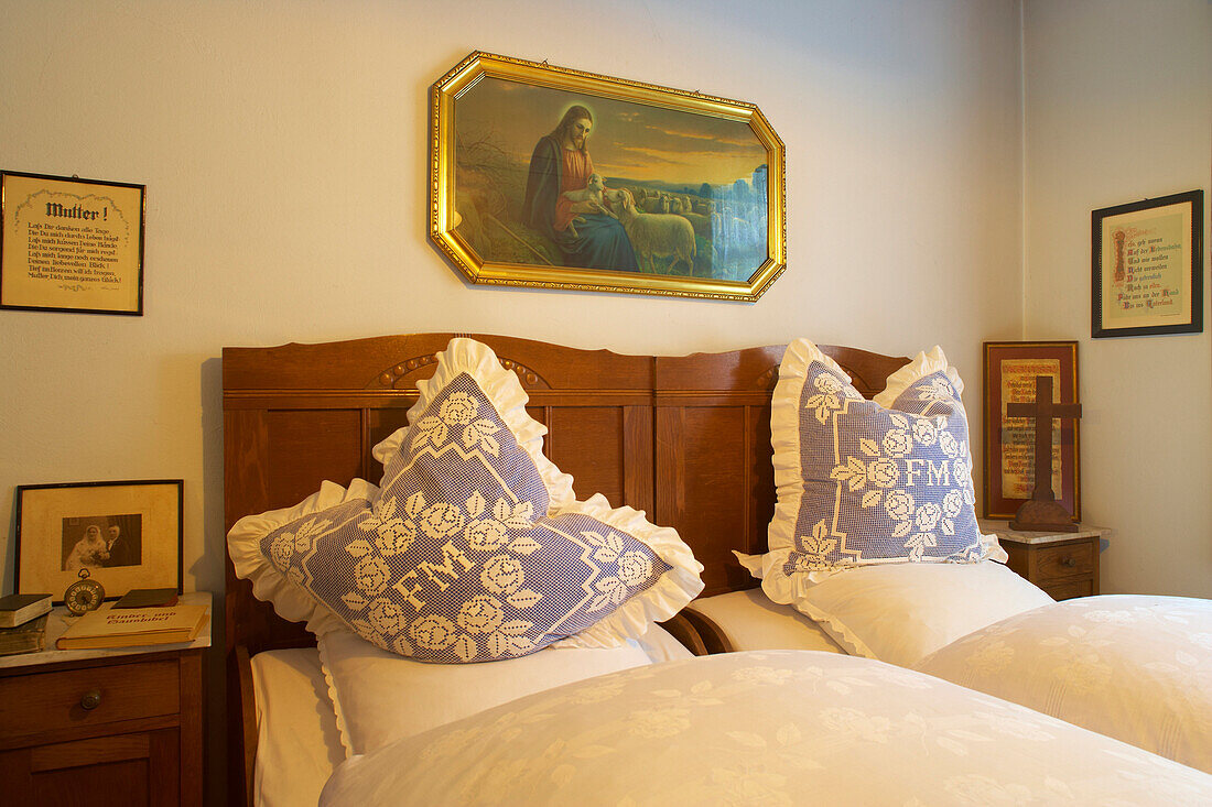 Double bed, miner's settlement museum, Luenen-Brambauer, Ruhr area, North Rhine-Westphalia, Germany