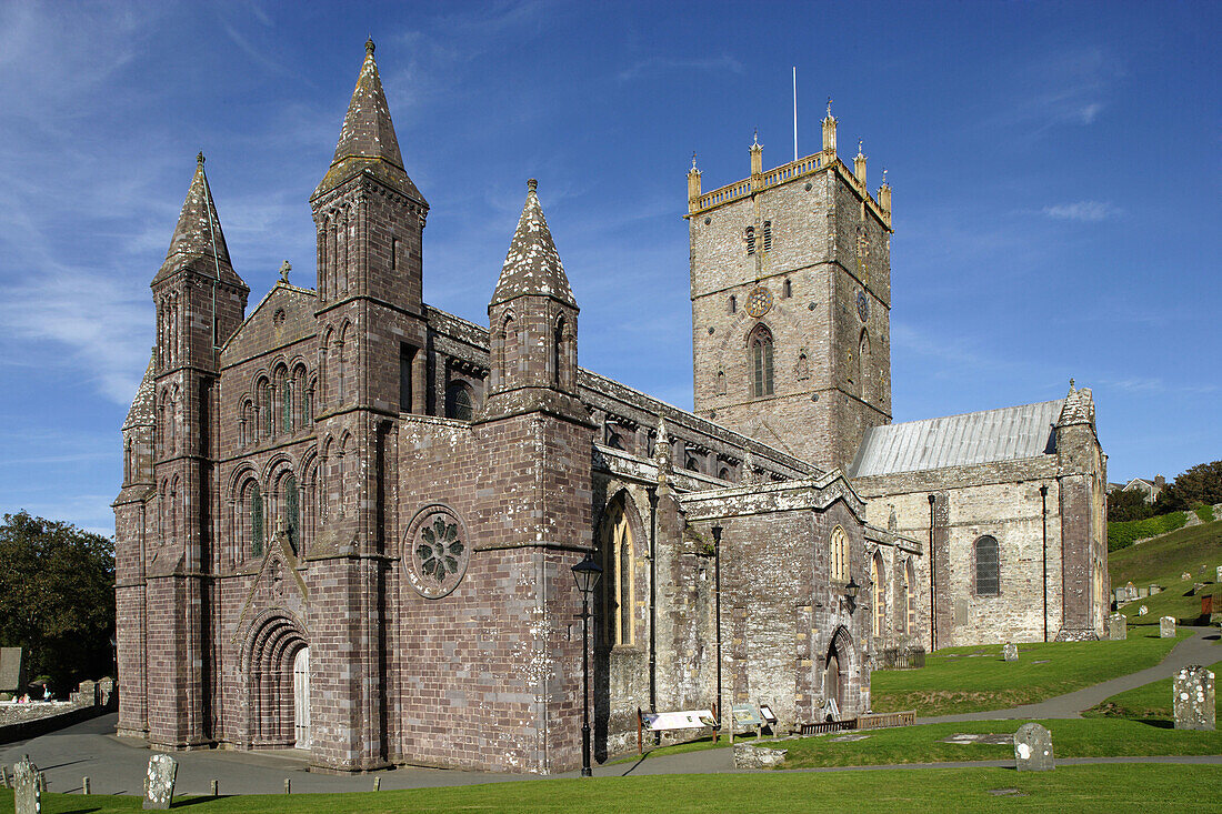 St. David, cathedral, the biggest in Wales, Built upon the site of St Davids 6th century monastery, 1180, by monk Pietro de Leia, Pembrokeshire, Wales, UK
