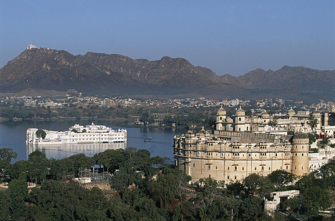 India, Rajasthan, Udaipur, Pichola lake, City Palace, Lake Palace Hotel Jag Nivas, from Kishanpol - Devi Temple Hil