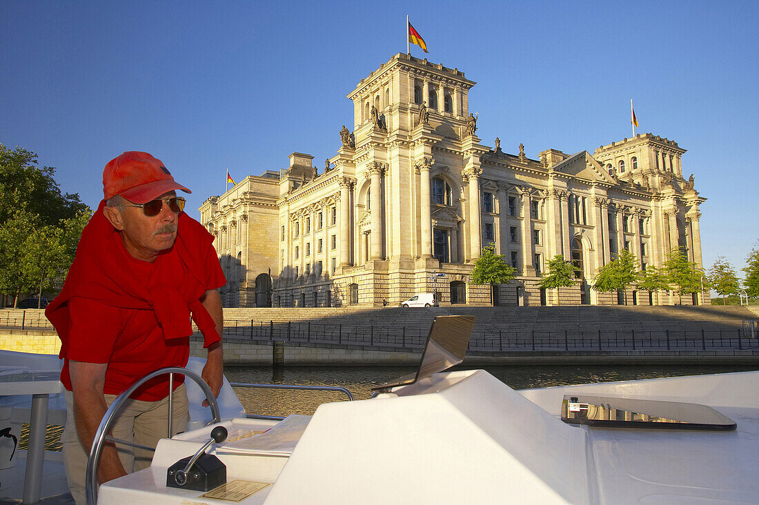 Mann auf einem Hausboot, Reichstag im Hintergrund, Berlin, Deutschland