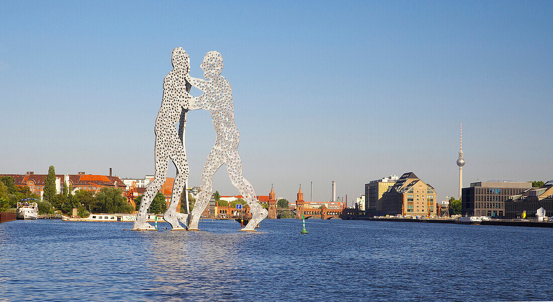 mit dem Hausboot durch Berlin, Skulptur Molecule Man in der Spree Nähe Osthafen, Deutschland, Europa
