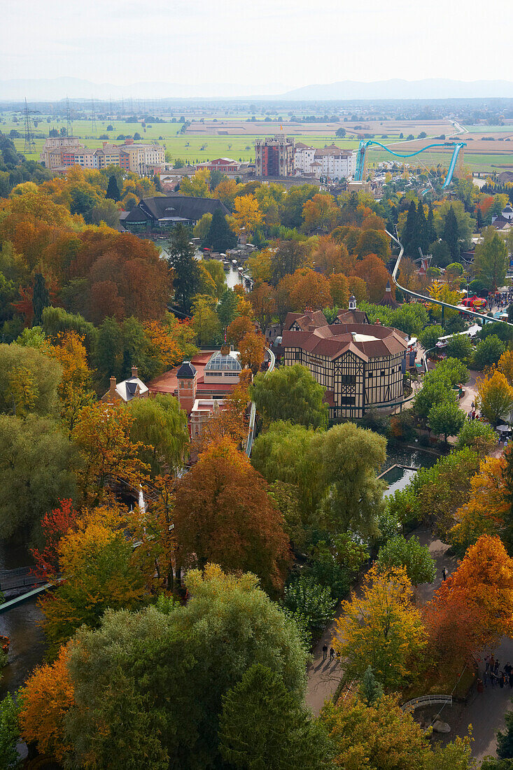 Blick über Europapark Rust mit Rust Richtung Schwarzwald , Herbst , Breisgau , Ortenau , Baden-Württemberg , Deutschland , Europa