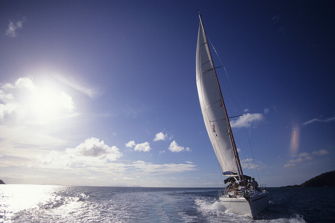 Luxusyacht Serenade segelt nahe Hayman Island Resort, Whitsunday Islands, Queensland, Australien