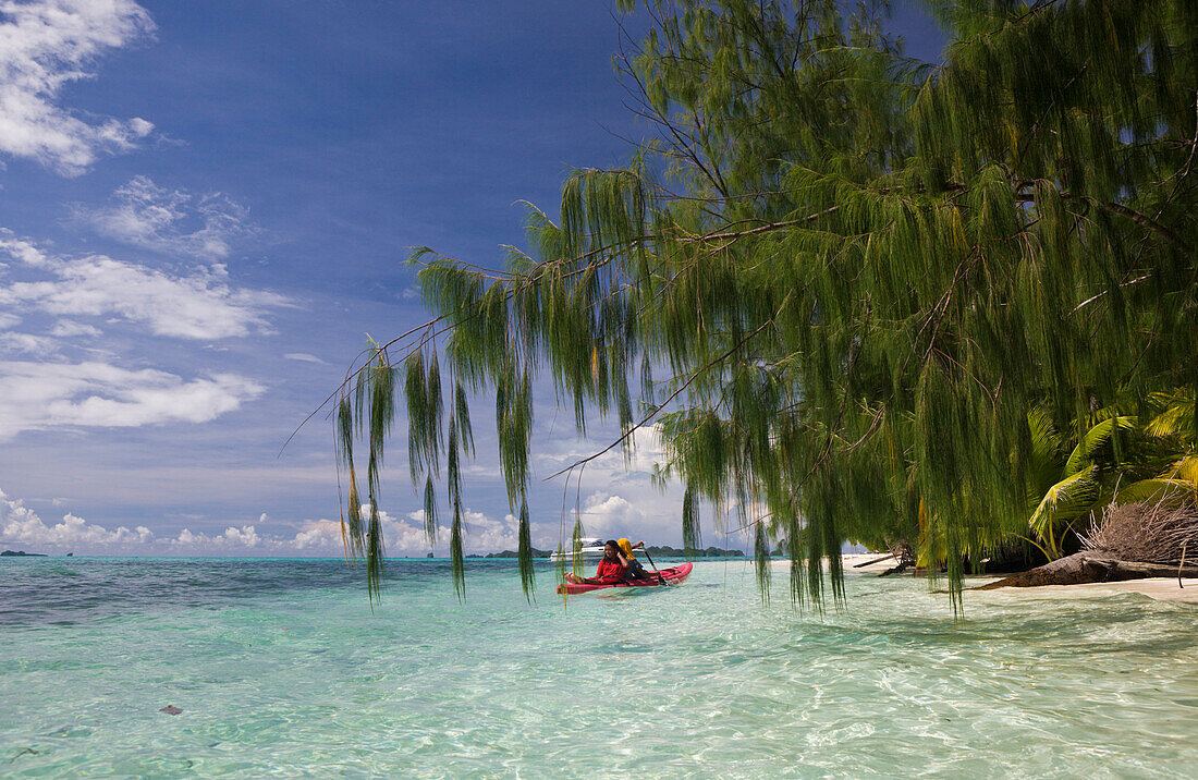 Kinder fahren Kajak, Mikronesien, Palau