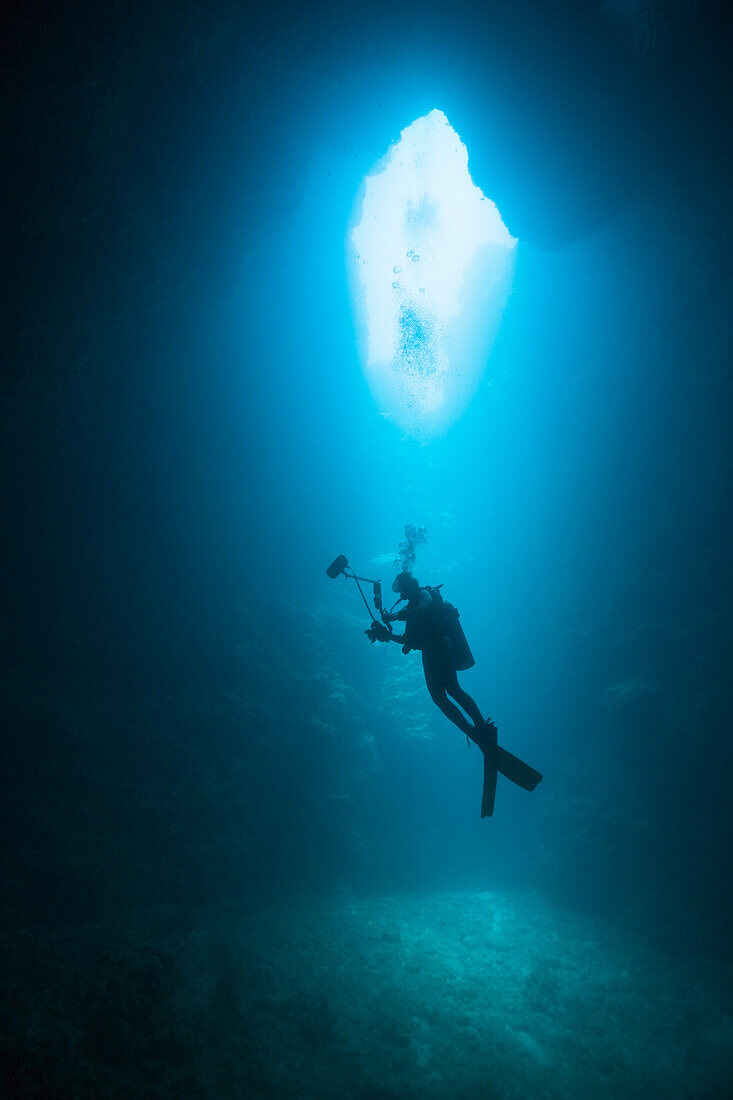 Taucher in Hoehle Siaes Tunnel, Mikronesien, Palau