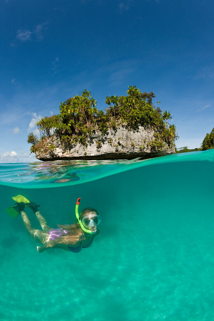 Frau schnorchelt in Palau, Mikronesien, Palau
