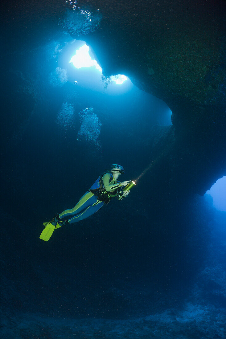 Taucher in Blue Hole Unterwasser-Hoehle, Mikronesien, Palau