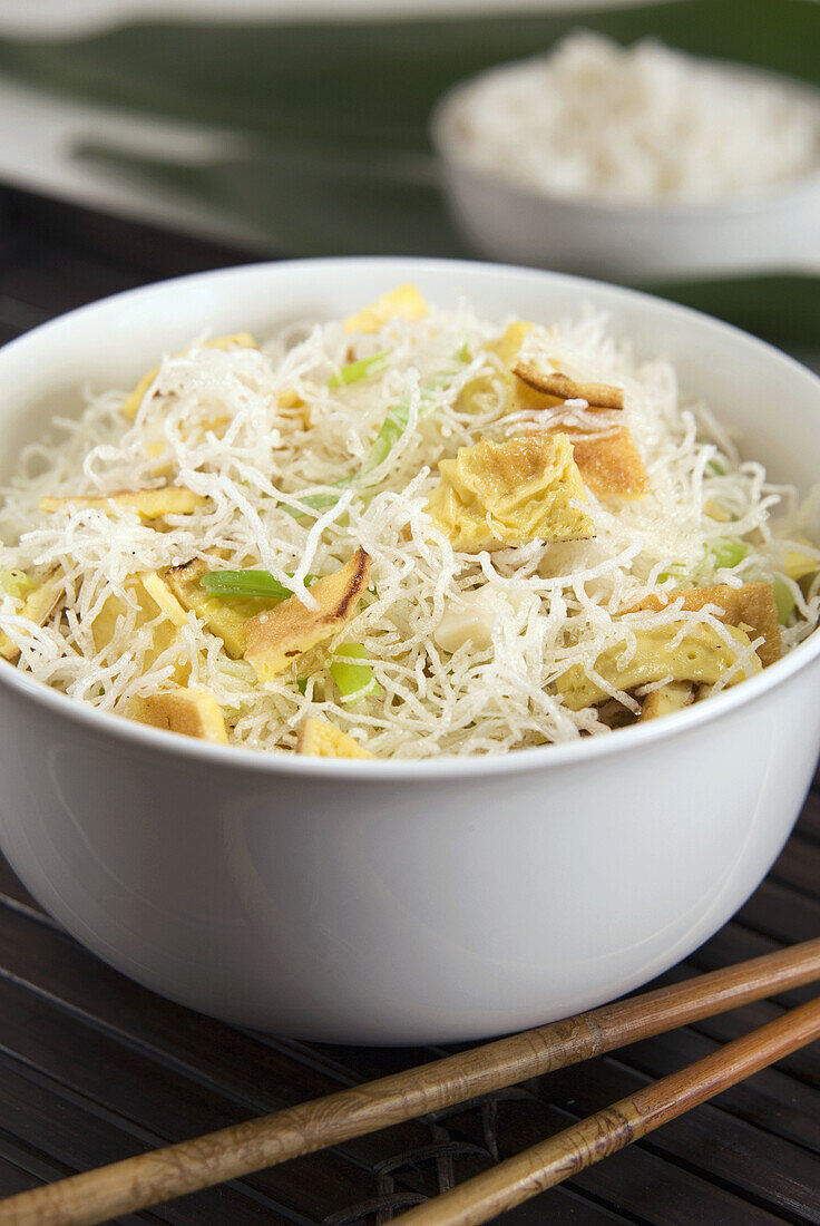 Mee Krob, Rice Noodles with vegetables and egg