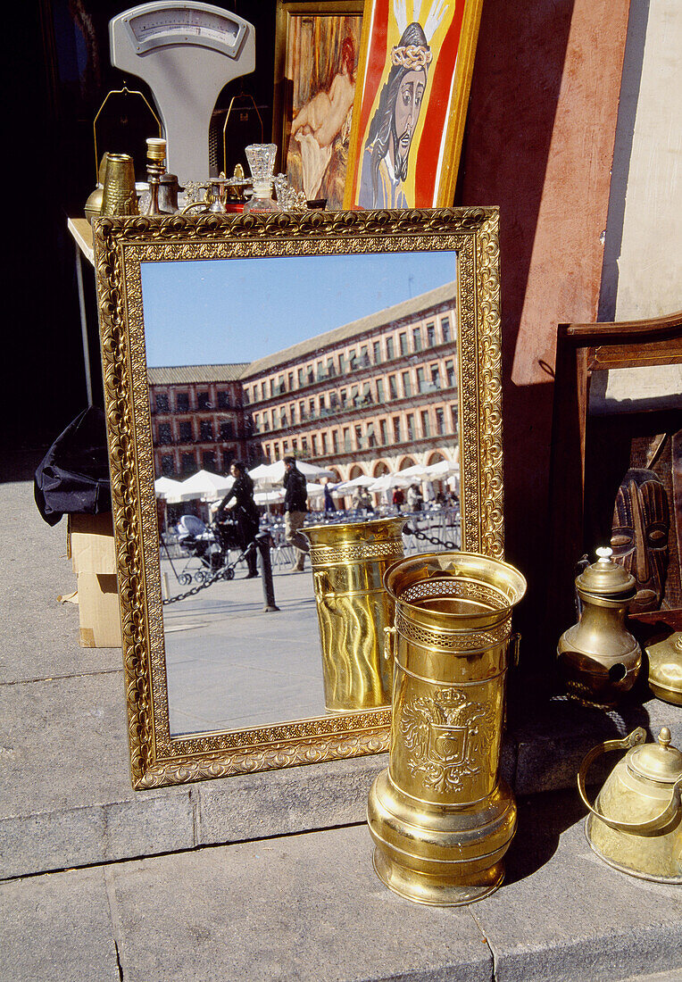 Straßenverkauf auf dem Corredera-Platz, Córdoba. Andalusien, Spanien