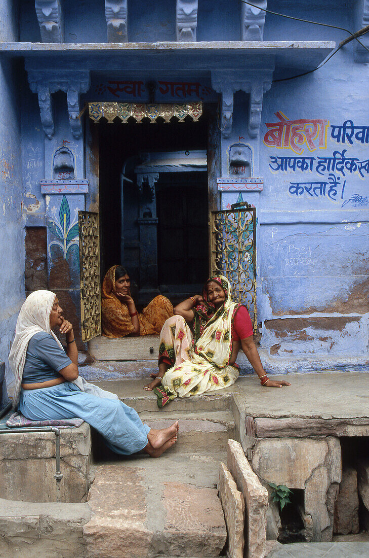 Three generation of women in their 'haveli', Jodhpur. Rajasthan, India