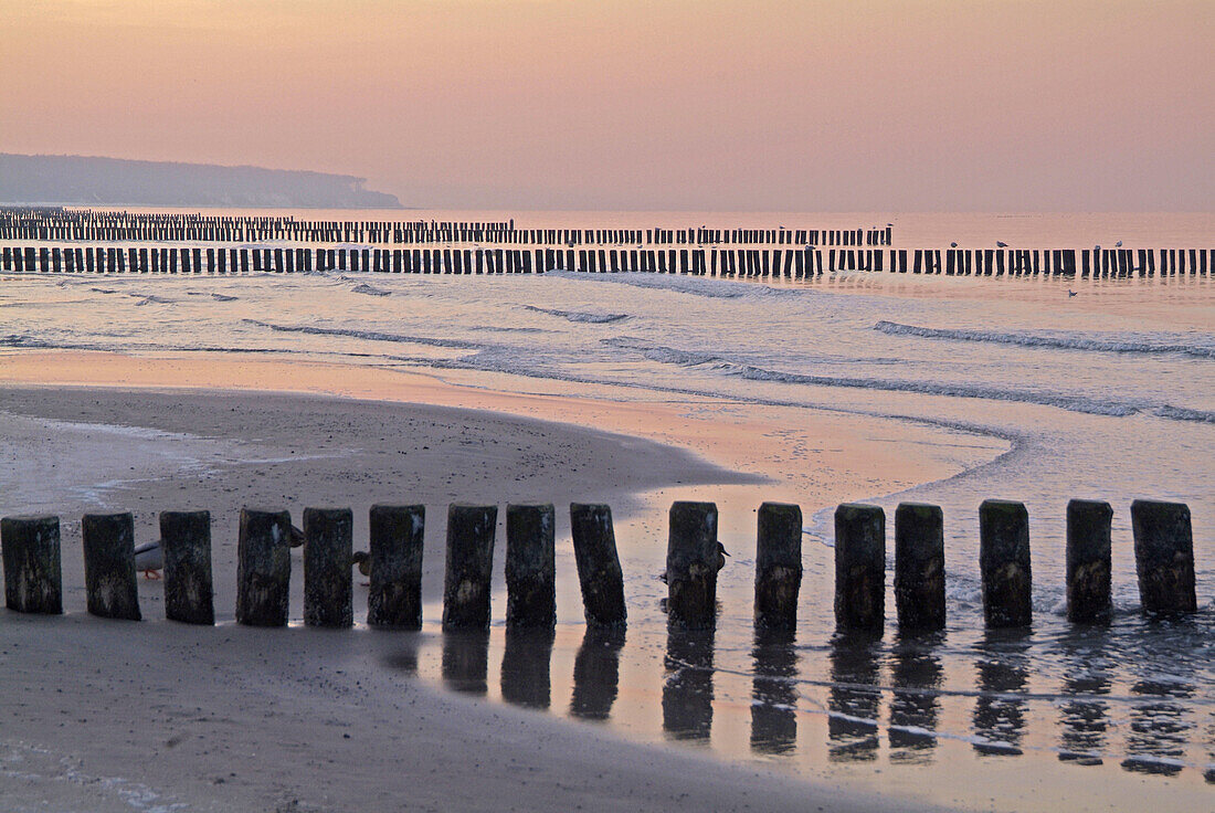 Germany, Mecklenburg-Western Pomerania, Warnemünde, the beach in wintertime