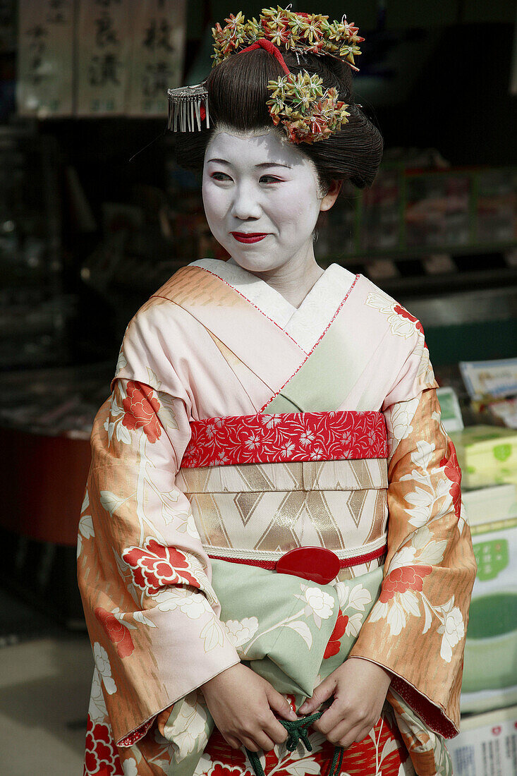 Japan, Kansai, Kyoto, woman in kimono